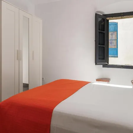 Lets Holidays Cozy House In The Center Of Town Hébergement de vacances *